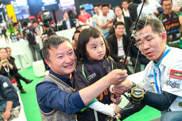 “谁是最强钓手”钓鱼器比赛中一位可爱的参赛“选手”